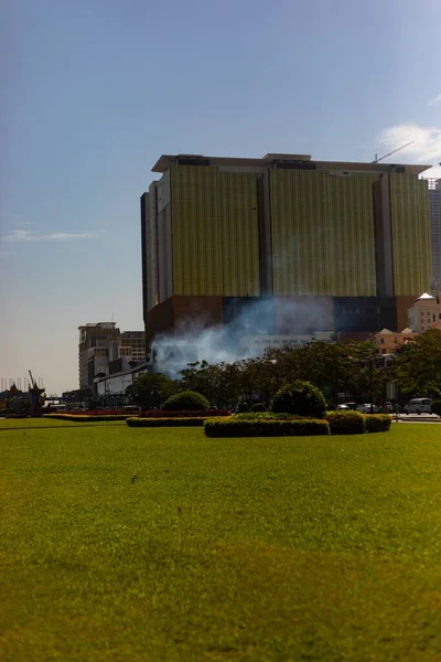 Edifício Moderno Com Gramado Bem Cuidado Primeiro Plano Phnom Penh — Fotografia de Stock