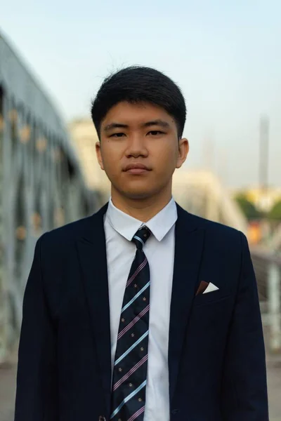 Detailní Záběr Mladého Sebevědomého Asiata Obleku Vážným Výrazem Tváři — Stock fotografie