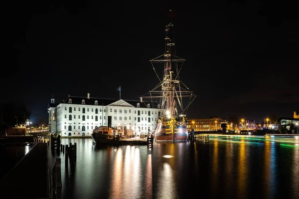 Une Photo Clôture Musée Maritime National Amsterdam Nuit Entouré Lumières — Photo