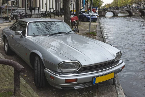 Coche Antiguo Época Estacionado Calle Cerca Del Canal — Foto de Stock