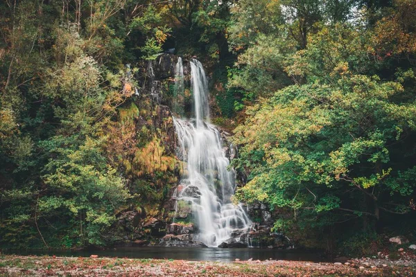 Lange Belichtung Des Schönen Wasserfalls Einem Wald Zwischen Bunten Baumblättern — Stockfoto