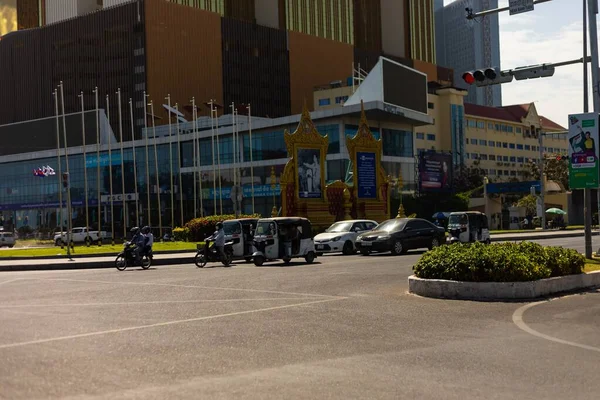 Some Auto Rickshaws Motorbikes Cars Stop Intersection Phnom Penh Cambodia — Stock Photo, Image