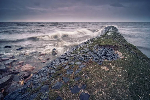 傍晚时分 大海被布满青苔的岩石包围着 — 图库照片