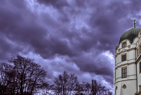 Dramático Cielo Nublado Sobre Edificio Histórico Parque Público Celle Alemania — Foto de Stock