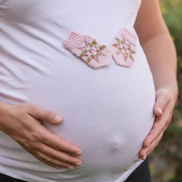 Disparo Cierre Una Mujer Embarazada Con Par Tímidas Mitades Bebé — Foto de Stock
