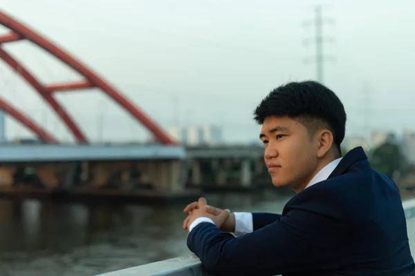 Joven Asiático Con Traje Pie Puente Mirando Hacia Otro Lado —  Fotos de Stock