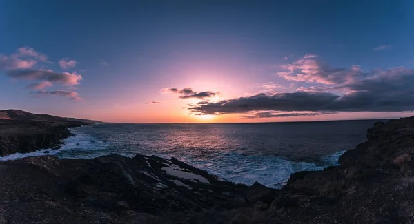 Ένα Όμορφο Πολύχρωμο Ηλιοβασίλεμα Μια Βραχώδη Ακτή — Φωτογραφία Αρχείου