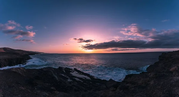 Een Prachtige Kleurrijke Zonsondergang Een Rotsachtige Kust — Stockfoto