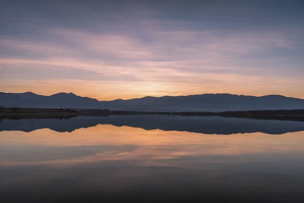 Красивый Снимок Озера Солнца Вдали Горами — стоковое фото