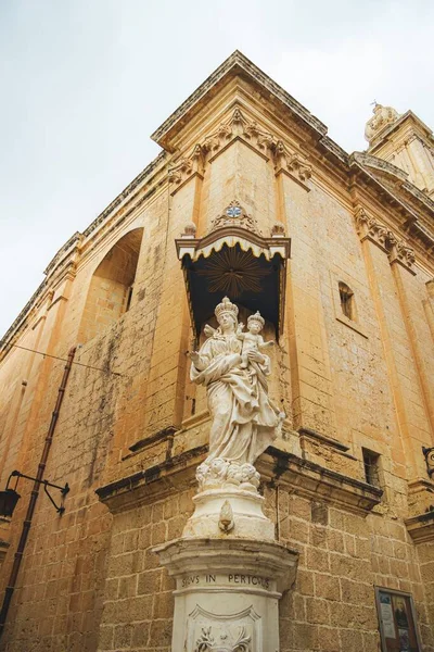 Malta Daki Mdina Kapısı Nın Önünde Bir Anne Çocuğun Heykeli — Stok fotoğraf