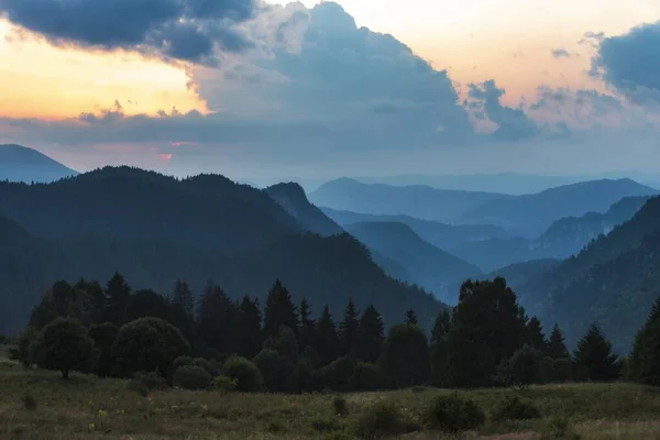 Ein Schöner Blick Auf Grüne Täler Und Berge Der Ferne — Stockfoto