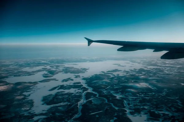 Vacker Bild Ett Flygplan Vinge Genom Fönstret Över Ett Snötäckt — Stockfoto