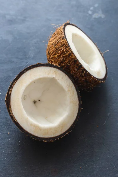 Eine Vertikale Nahaufnahme Von Geschnittenen Kokosnüssen Auf Grauem Hintergrund Perfekt — Stockfoto