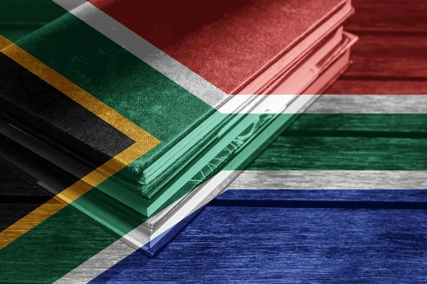 Una Bandera Sudáfrica Colocaba Sobre Una Pila Libros Colocados Sobre —  Fotos de Stock