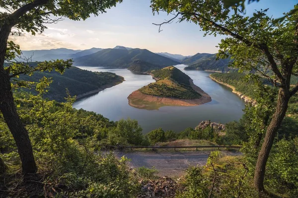 Een Top Uitzicht Opname Van Een Rivier Stroomt Tussen Bergachtige — Stockfoto