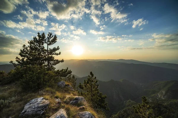 Прекрасний Знімок Гір Під Час Заходу Сонця Зеленого Лугу Пагорбах — стокове фото