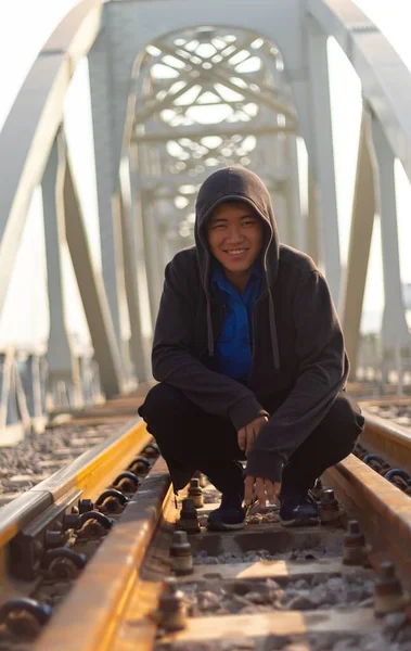 Jovem Asiático Com Casaco Com Capuz Sentado Meio Uma Ferrovia — Fotografia de Stock