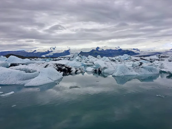 Vatnajkull国立公園の端にアイスランド南東部のJkulsrln氷河湖の広角撮影 — ストック写真