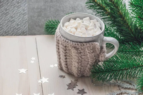 Closeup Cute Mug Full Marshmallows Surrounded Christmas Decorations Table — Stock Photo, Image