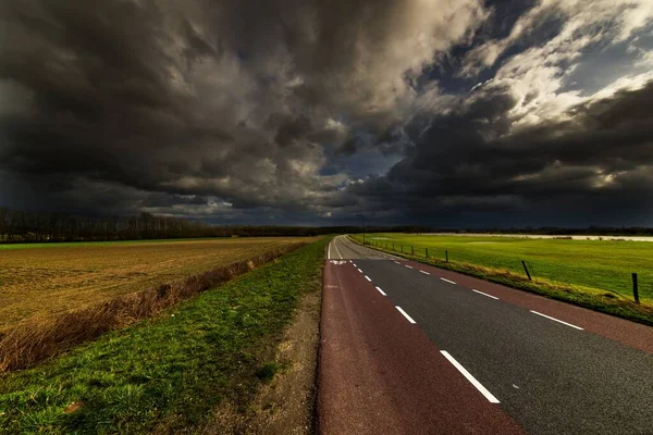 Una Carretera Valle Bajo Cielo Nublado Oscuro Campo — Foto de Stock