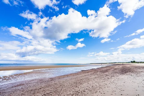 Uma Bela Paisagem Praia Nairn Dia Verão Escócia Sob Céu — Fotografia de Stock