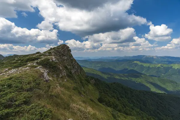 Belo Tiro Montanhas Florestadas Sob Céu Azul Nublado Ótimo Para — Fotografia de Stock