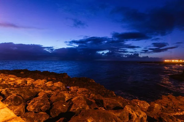Belo Céu Azul Escuro Perto Sobre Costa Rochosa Mar — Fotografia de Stock
