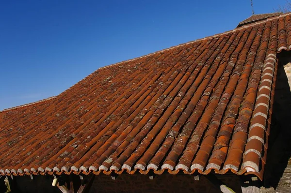 Eine Nahaufnahme Des Roten Daches Des Gebäudes — Stockfoto