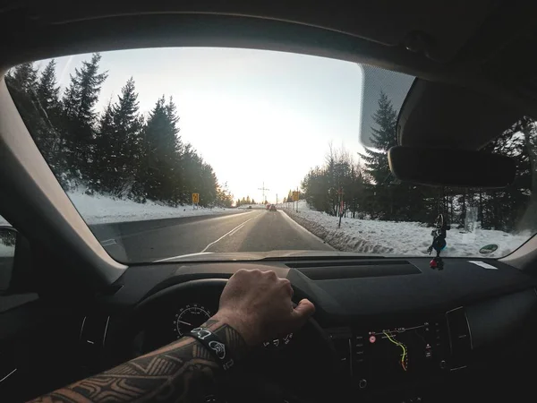 Kardan Temizlenmiş Uzun Bir Yol Bir Arabanın Içinde Yakalandı — Stok fotoğraf