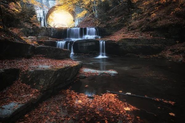 Herbstfotografie Mit Warmen Farben Und Fallendem Wasser Auf Den Felsen — Stockfoto