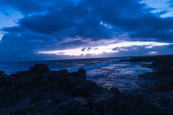 Темное Облачное Закатное Небо Над Берегом Океана — стоковое фото