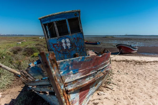 カイス パラフィコ カラスケイラ ポルトガル 2019年8月10日 カイス パラフィコ カラスケイラ ポルトガルの海岸にある古い木のボートの閉鎖ショット — ストック写真