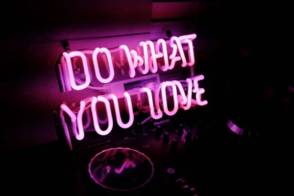 Ujęcie Neonowego Znaku What You Love Kontrolerze — Zdjęcie stockowe