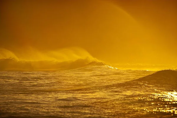 Uma Bela Paisagem Mar Ondulado Sob Céu Laranja Pôr Sol — Fotografia de Stock