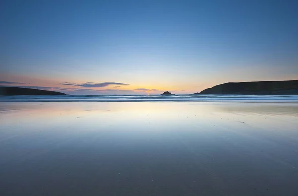 Eine Wunderschöne Landschaft Einer Meeresküste Mit Hügeln Hintergrund Unter Blauem — Stockfoto