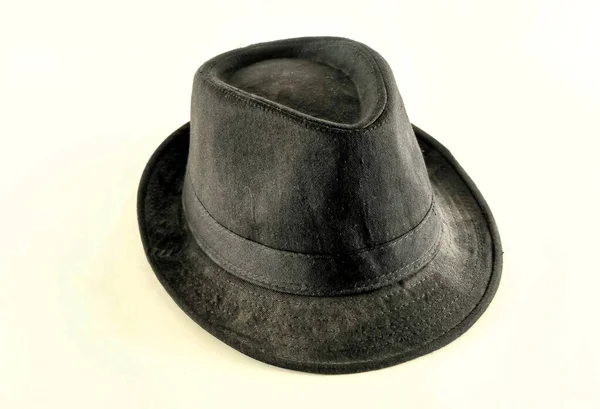 Beyaz Arka Planda Siyah Fötr Şapkasının Yakın Plan Fotoğrafı — Stok fotoğraf
