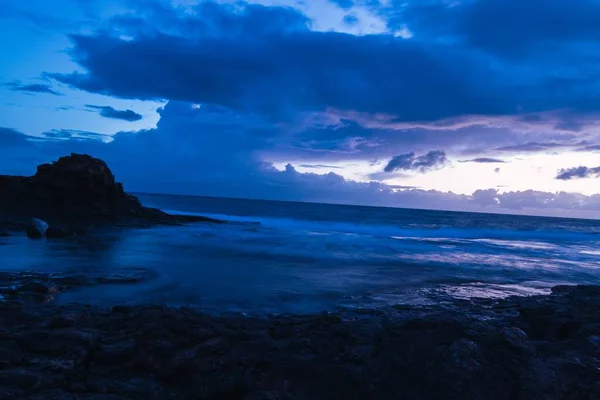 Темное Облачное Закатное Небо Над Берегом Океана — стоковое фото