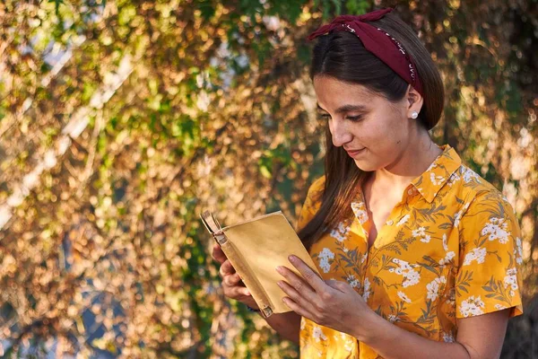 Belo Tiro Uma Menina Uma Camisa Amarela Sentado Lendo Livro — Fotografia de Stock