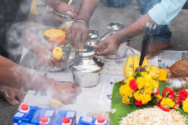 Zbliżenie Ludzi Gotujących Jedzenie Świeżym Powietrzu Podczas Festiwalu Thaipusam — Zdjęcie stockowe