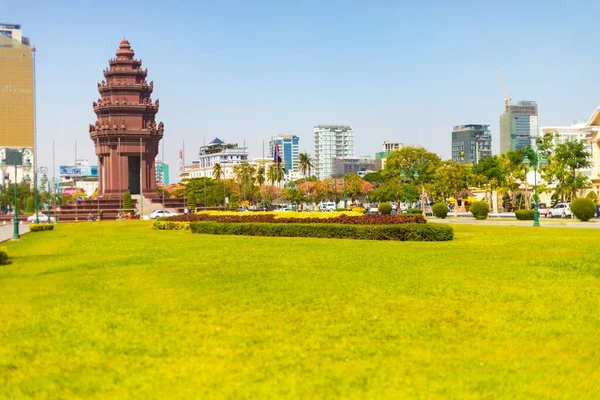 Ein Park Mit Gepflegtem Rasen Und Dem Unabhängigkeitsdenkmal Hintergrund Phnom — Stockfoto