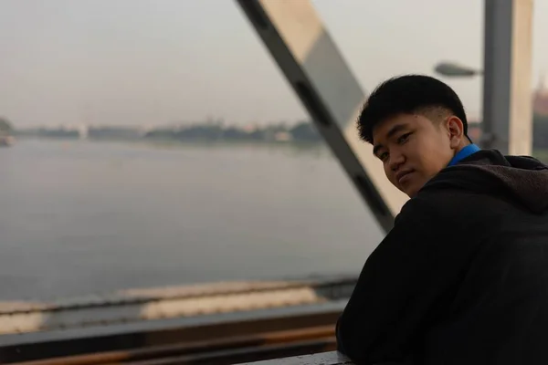 Ein Junger Asiatischer Mann Lässiger Kleidung Steht Auf Einer Brücke — Stockfoto