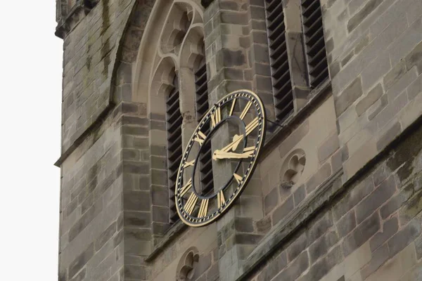 Eine Flache Aufnahme Einer Uhr Der Fassade Einer Alten Christlichen — Stockfoto