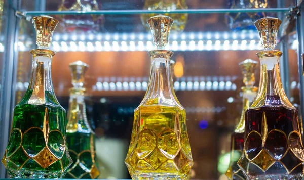 Ένα Κοντινό Πλάνο Από Όμορφα Γυάλινα Μπουκάλια Γεμάτα Πολύχρωμα Υγρά — Φωτογραφία Αρχείου