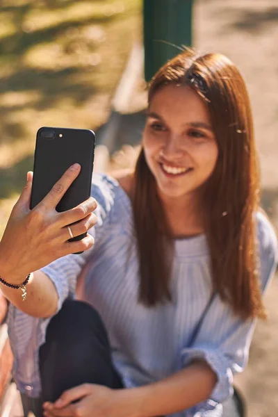 Eine Vertikale Aufnahme Eines Mädchens Blauen Hemd Das Ein Selfie — Stockfoto