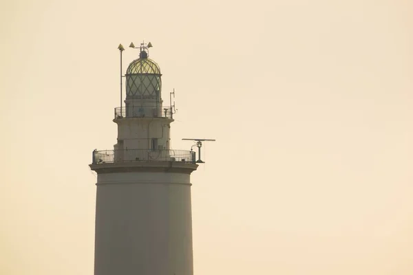 Close Una Torre Del Faro Superiore Durante Giornata Nebbiosa — Foto Stock