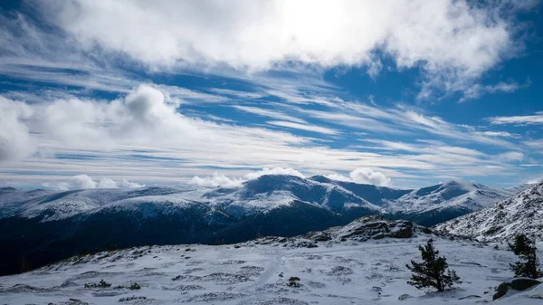 Sziklás Hegyek Tája Borítja Havat Felhős Alatt Télen — Stock Fotó