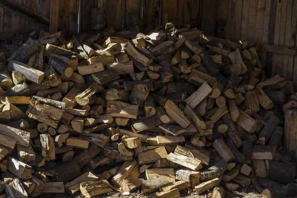 Ein Stapel Gehäckseltes Brennholz Für Den Kalten Winter — Stockfoto