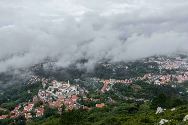 Vysoký Úhel Pohledu Město Hradu Maur Sintra Portugalsko Zakryté Mraky — Stock fotografie