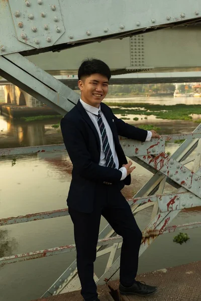 Ung Asiatisk Man Kostym Ler Tryggt Bro — Stockfoto