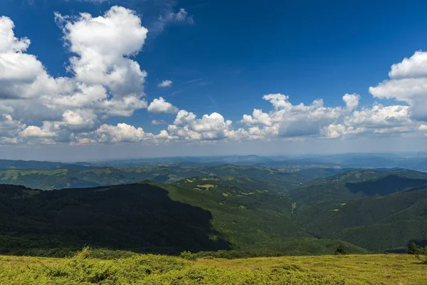 Belo Tiro Montanhas Arborizadas Sob Céu Azul Nublado — Fotografia de Stock